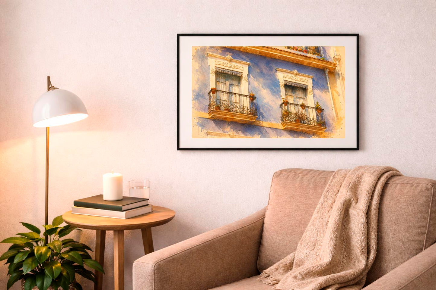 Lámina decorativa Dos Balcones sobre Fachada Azul enmarcada en negro sobre sofá beige con manta, lámpara de pie blanca y mesa auxiliar de madera, salón cálido mediterráneo IMAJIN-ARTE