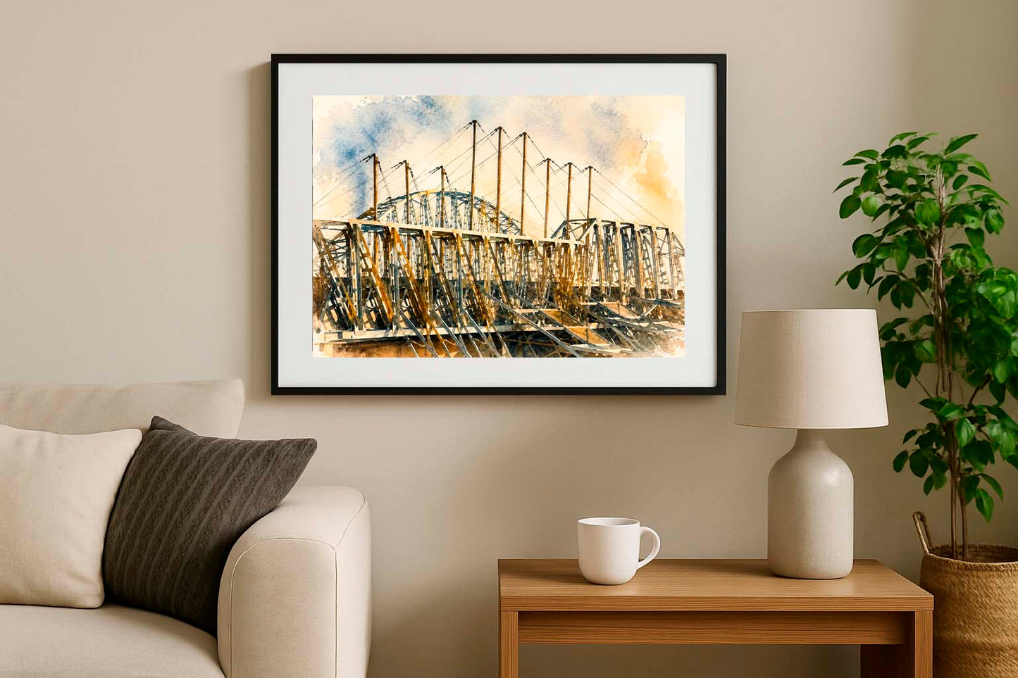Lámina decorativa Pabellón de Tecnificación de Alicante enmarcada en negro sobre sofá beige con cojín gris, mesa auxiliar de madera con taza y lámpara cerámica, salón cálido mediterráneo IMAJIN-ARTE