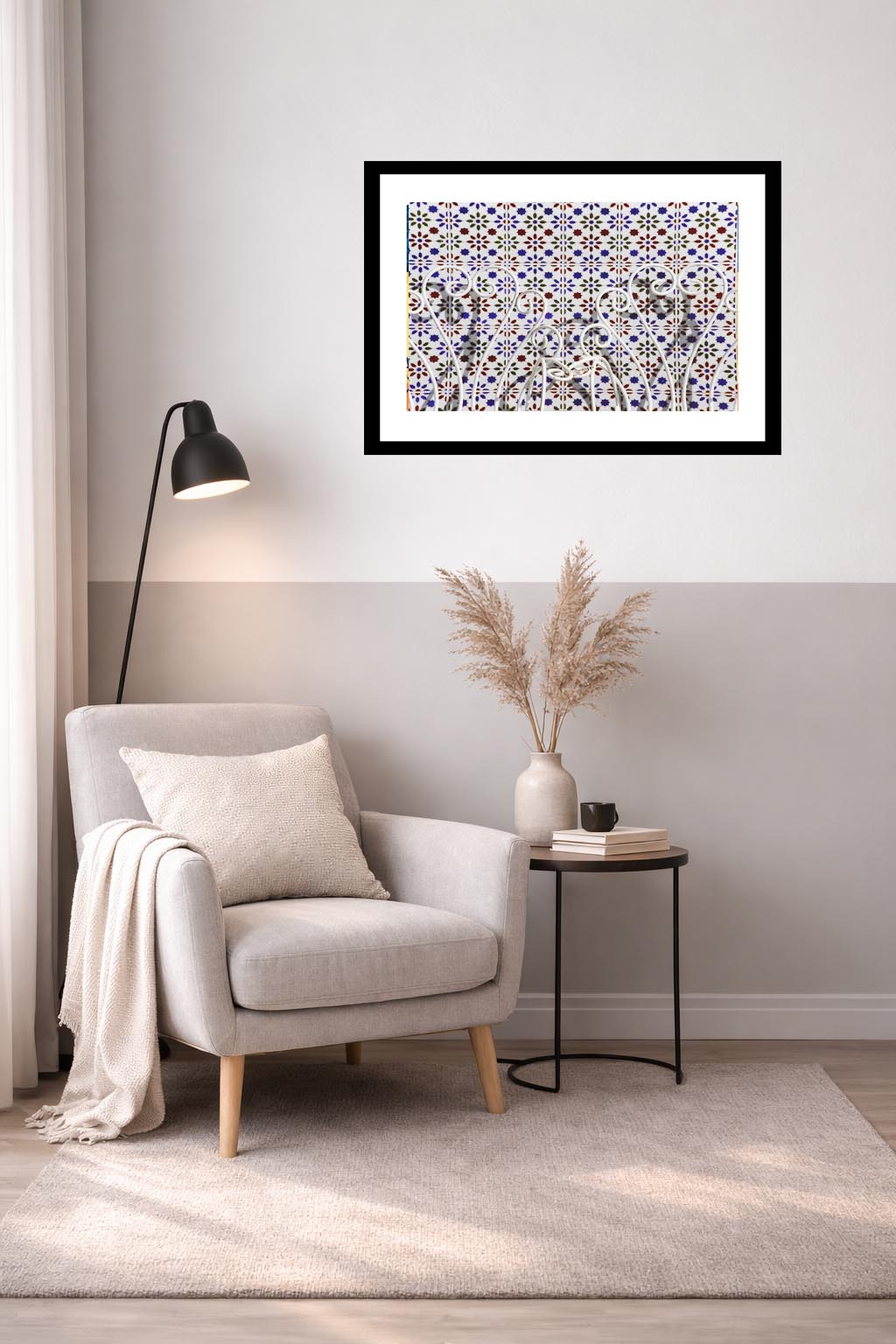 Lámina decorativa Respaldo de Sillas enmarcada en negro sobre sillón beige con manta, lámpara de pie negra y jarrón de pampas, rincón de lectura nórdico luminoso IMAJIN-ARTE