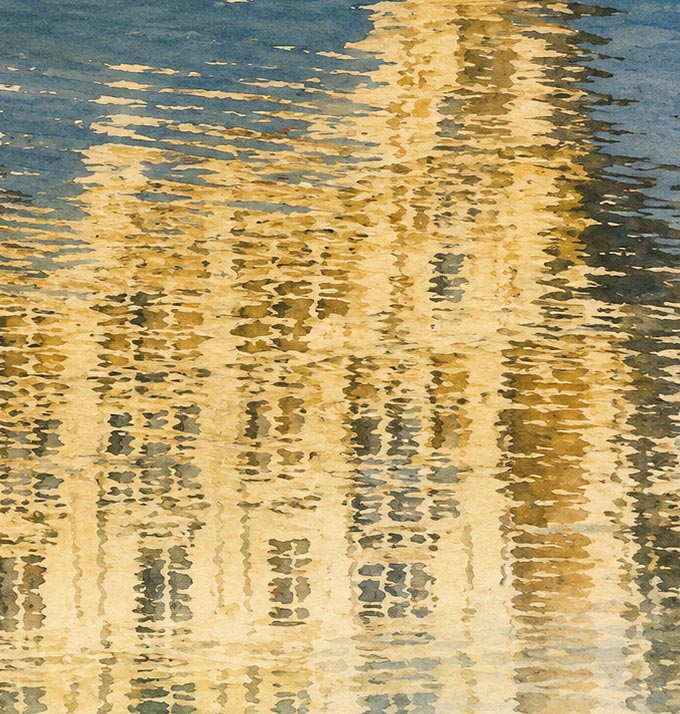 Detalle macro de reflejo dorado y azul cobalto en agua ondulada, patrón abstracto con texturas de luz mediterránea sobre superficie líquida en Alicante, técnica expresiva