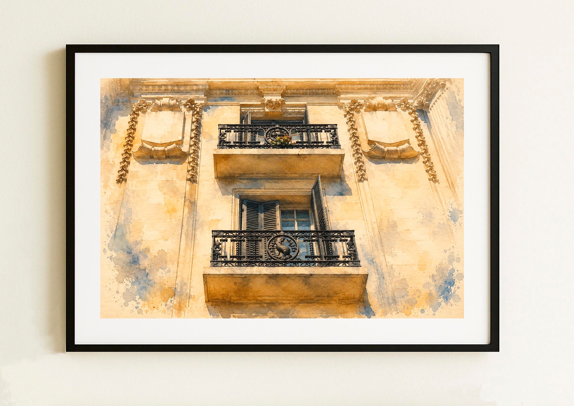 Lámina decorativa con dos balcones de forja negra con medallones ornamentales en perspectiva contrapicada sobre fachada ocre clásica en Alicante, acuarela expresiva, enmarcada en negro IMAJIN-ARTE