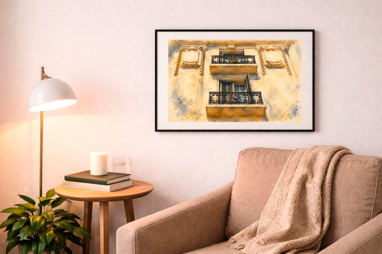 Lámina decorativa Balcones Contrapicados enmarcada en negro sobre sofá beige con manta, lámpara de pie dorada y mesa auxiliar con velas y libros, salón cálido mediterráneo IMAJIN-ARTE