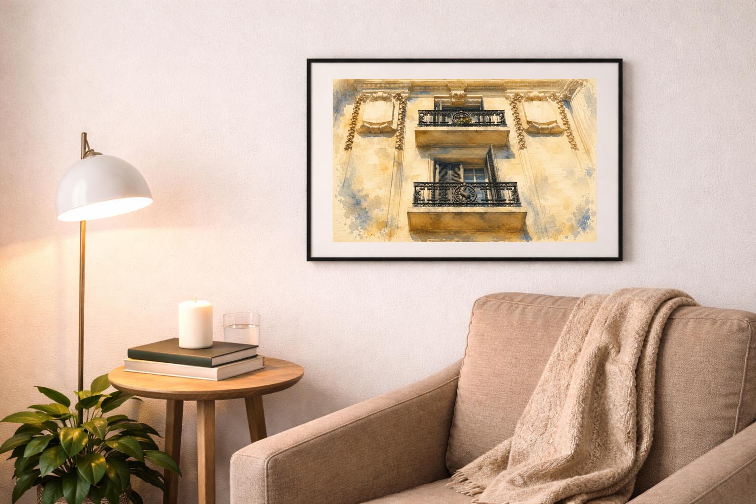 Lámina decorativa Balcones Contrapicados enmarcada en negro sobre sofá beige con manta, lámpara de pie dorada y mesa auxiliar con velas y libros, salón cálido mediterráneo IMAJIN-ARTE