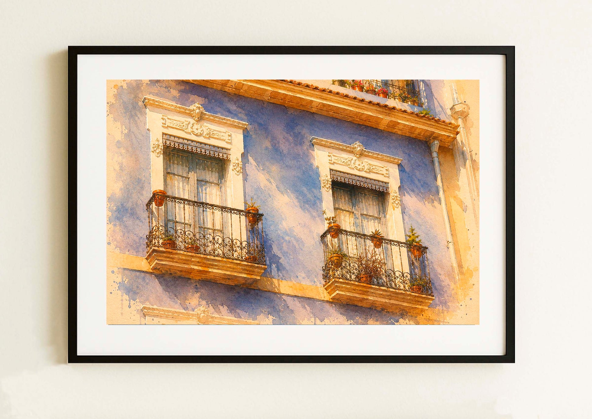 Lámina decorativa con dos balcones de forja negra y macetas floridas sobre fachada azul lavanda en Alicante, acuarela expresiva con luz dorada mediterránea, enmarcada en negro IMAJIN-ARTE