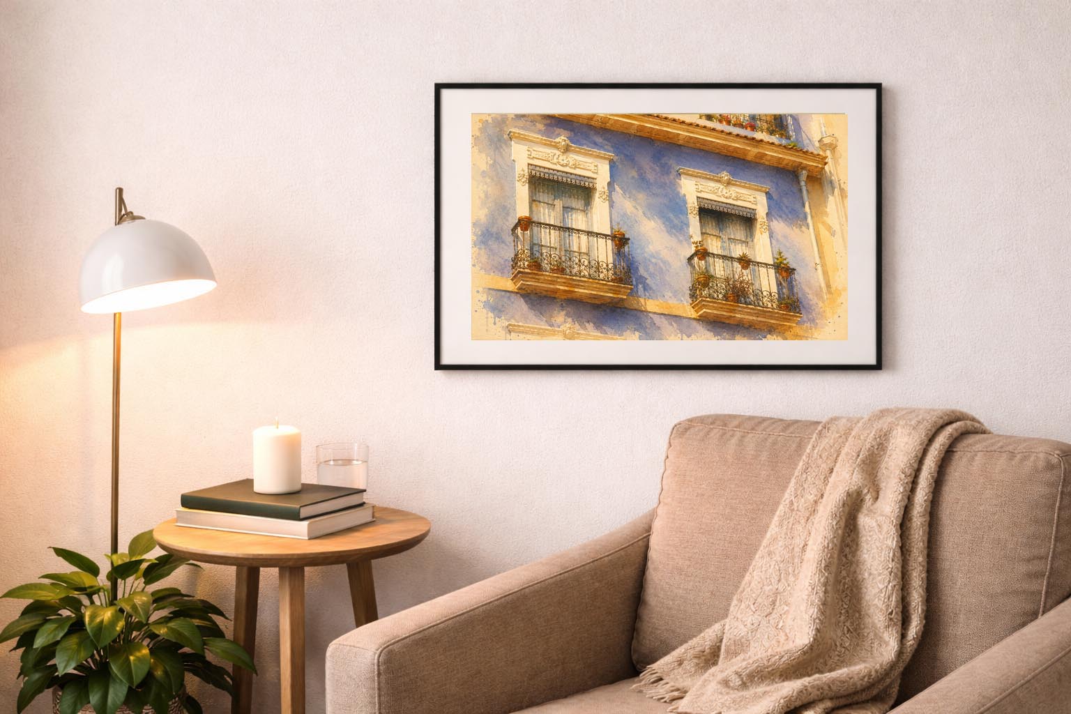 Lámina decorativa Dos Balcones sobre Fachada Azul enmarcada en negro sobre sofá beige con manta, lámpara de pie blanca y mesa auxiliar de madera, salón cálido mediterráneo IMAJIN-ARTE