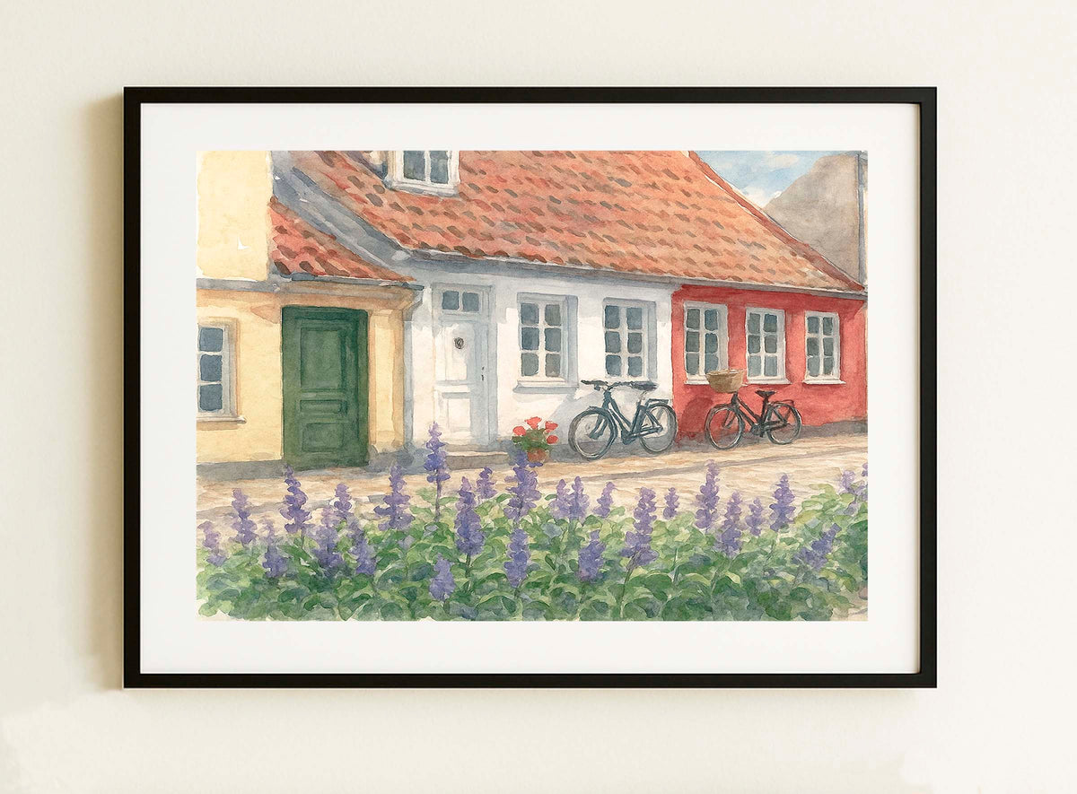 Lámina de Odense, Dinamarca, con casas de colores, bicicletas y flores en primer plano