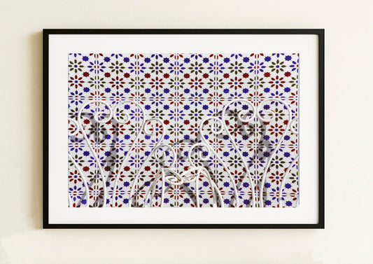 Lámina decorativa con respaldo de forja blanca en espiral sobre mosaico de azulejos mediterráneos en azul cobalto, burdeos y verde oliva, enmarcada en negro IMAJIN-ARTE