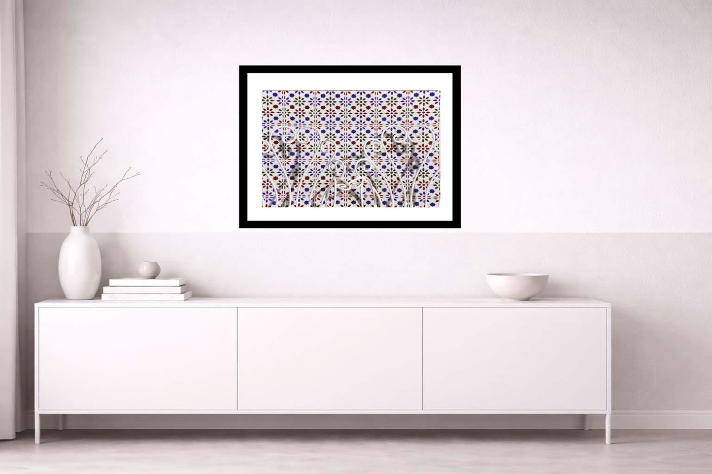 Lámina decorativa Respaldo de Sillas enmarcada en negro sobre aparador blanco minimalista con jarrón blanco y cuenco, salón nórdico luminoso con toques mediterráneos IMAJIN-ARTE
