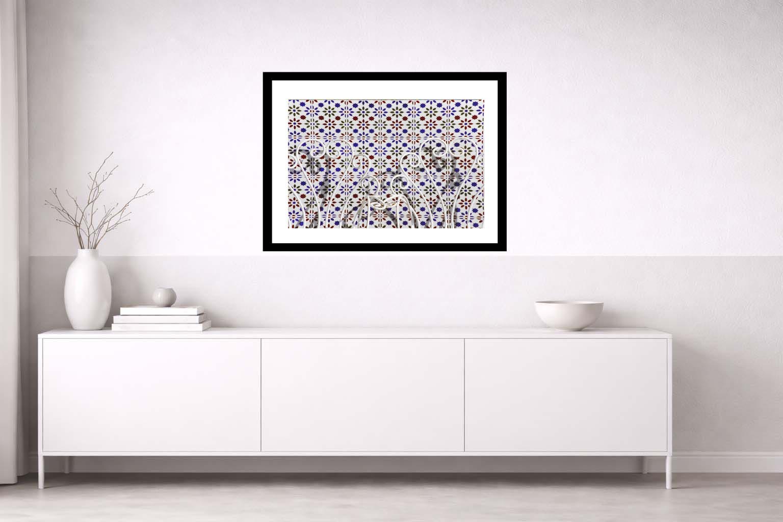 Lámina decorativa Respaldo de Sillas enmarcada en negro sobre aparador blanco minimalista con jarrón blanco y cuenco, salón nórdico luminoso con toques mediterráneos IMAJIN-ARTE