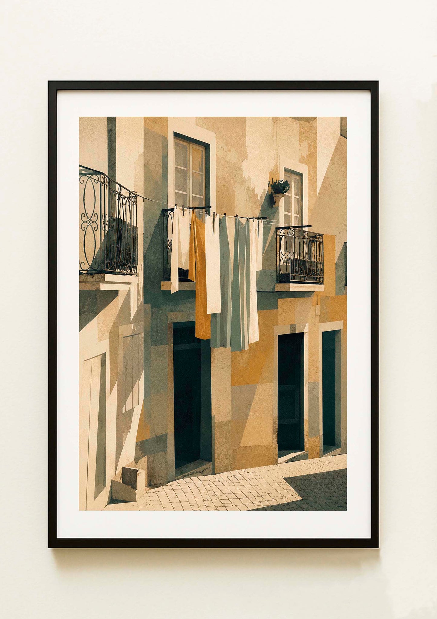 Lámina decorativa Ropa Tendida Lisboa enmarcada, fachada lisboeta con ropa tendida entre balcones de forja y luz mediterránea, cuadro 43x53 cm marco negro paspartú blanco IMAJIN-ARTE