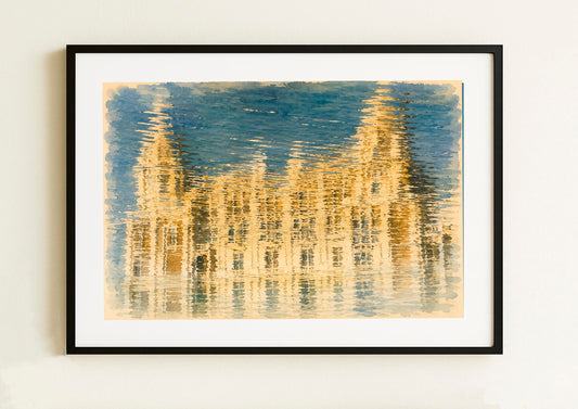Lámina decorativa Solo Reflejo: composición abstracta con siluetas de edificios alicantinos disueltos en reflejos dorados sobre agua azul cobalto, técnica expresiva, enmarcada en negro