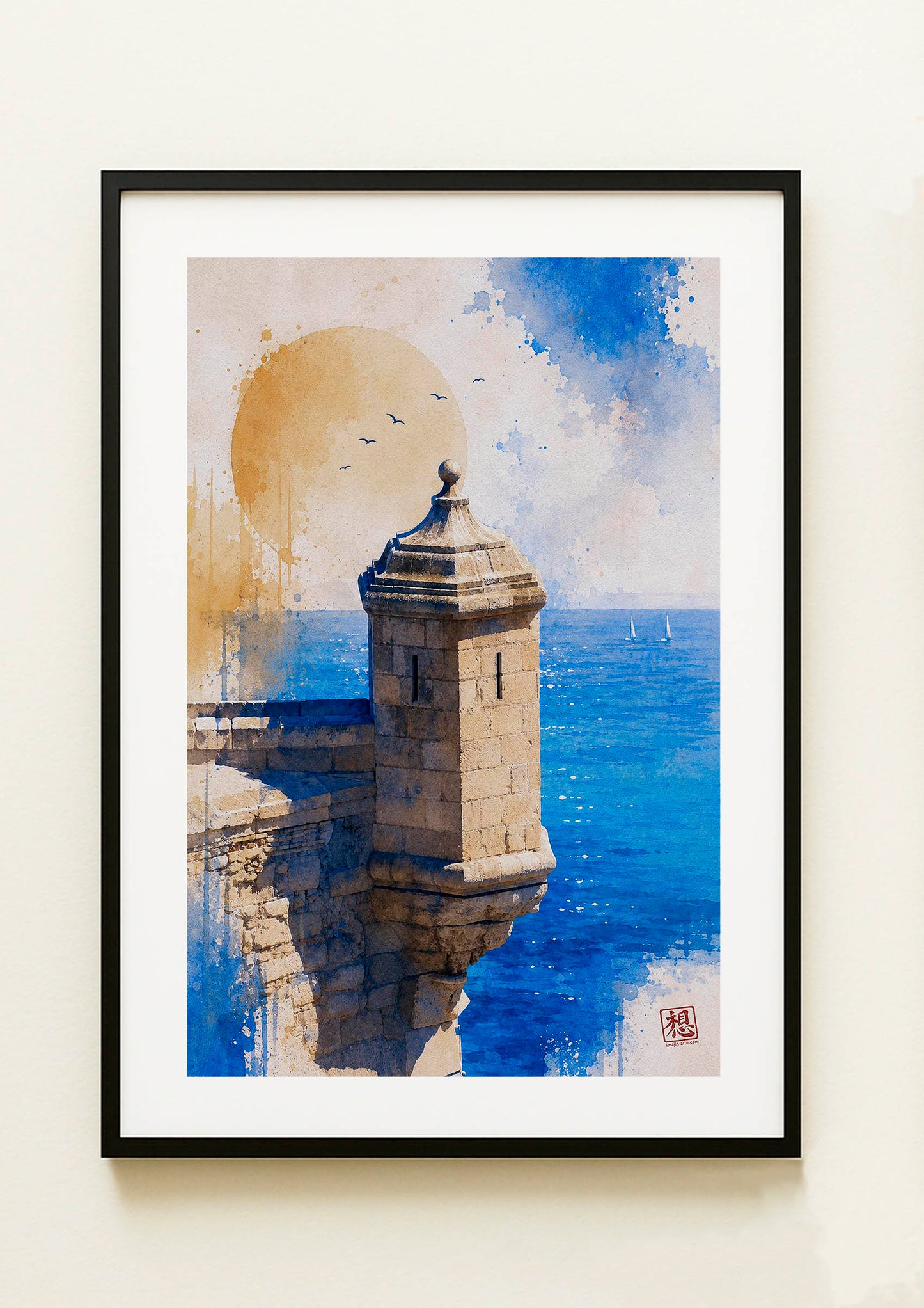 Lámina decorativa Torre de Vigilancia Castillo de Santa Bárbara enmarcada, acuarela vertical de garita de piedra centenaria sobre Mediterráneo azul intenso con velero blanco y sol dorado, cuadro marco negro paspartú blanco IMAJIN-ARTE