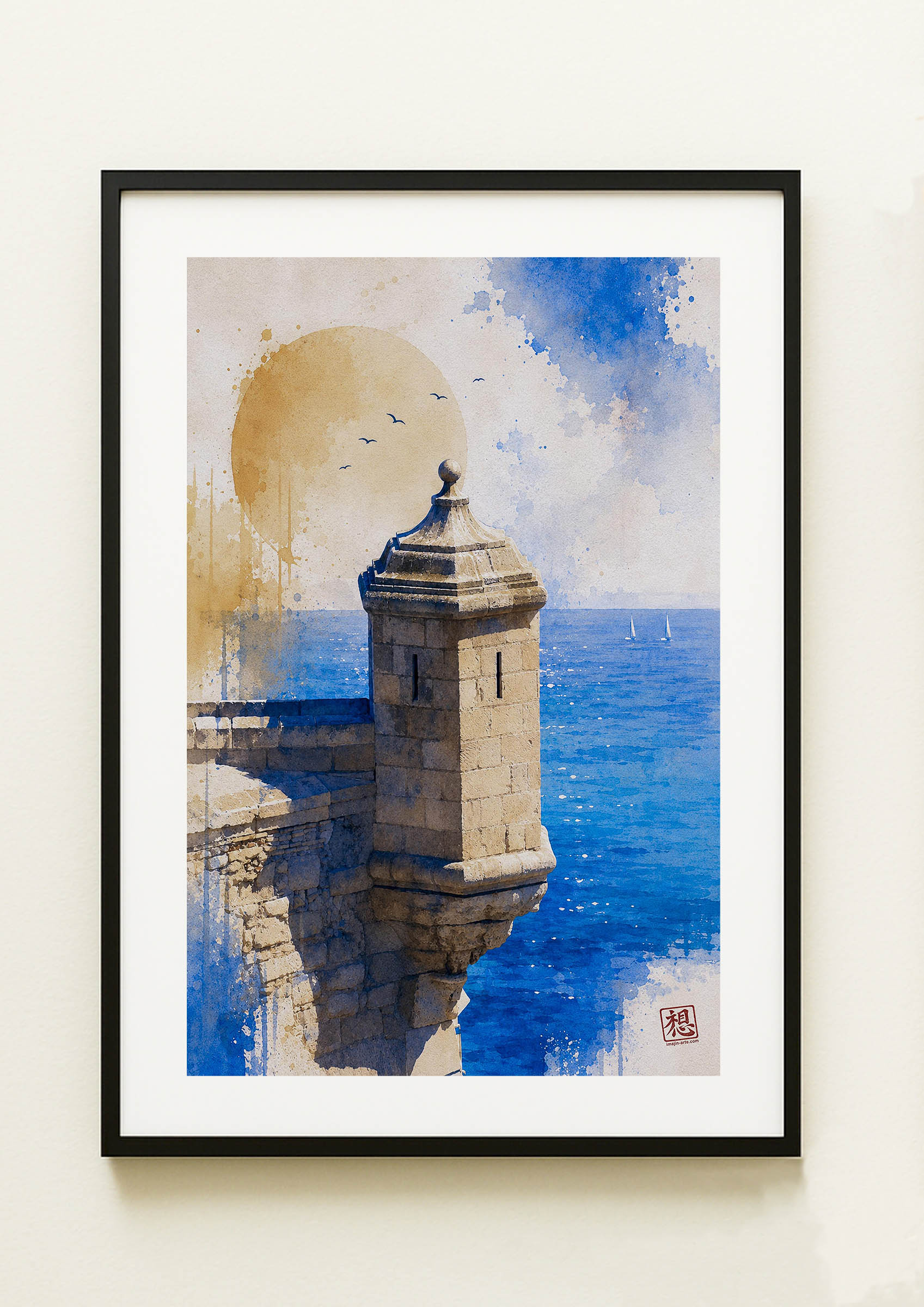 Lámina decorativa Torre de Vigilancia Castillo de Santa Bárbara enmarcada, acuarela vertical de garita de piedra centenaria sobre Mediterráneo azul intenso con velero blanco y sol dorado, cuadro marco negro paspartú blanco IMAJIN-ARTE