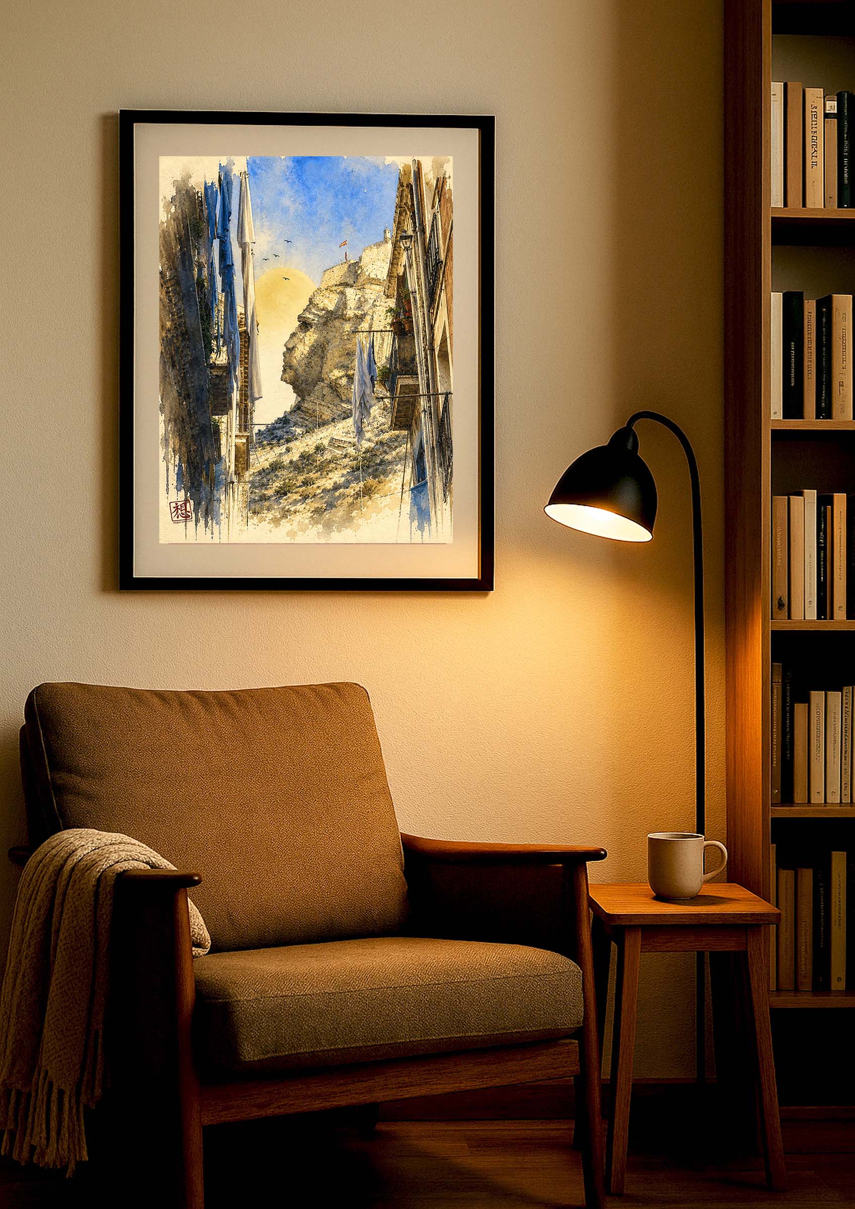 Cuadro enmarcado Cara del Moro II en rincón de lectura con sillón vintage mostaza, lámpara de pie negra encendida con luz cálida y librería de madera al fondo, acuarela vertical de calle del barrio Santa Cruz de Alicante IMAJIN-ARTE