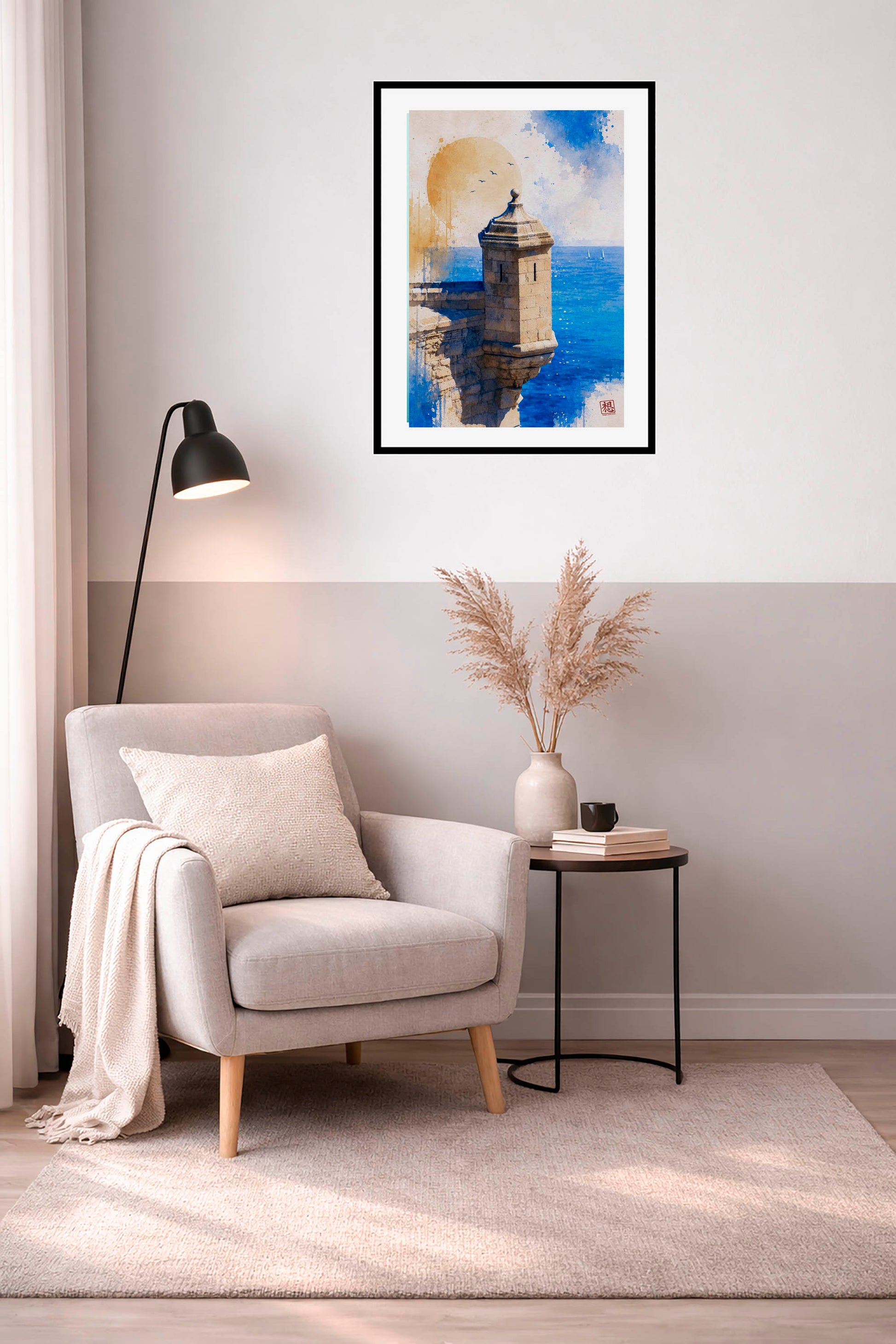 Lámina decorativa enmarcada Torre de Vigilancia en rincón de lectura con sillón gris claro, manta beige y lámpara de pie negra encendida, mesa auxiliar con jarrón de pampas y libros, acuarela vertical de garita del Castillo de Santa Bárbara IMAJIN-ARTE