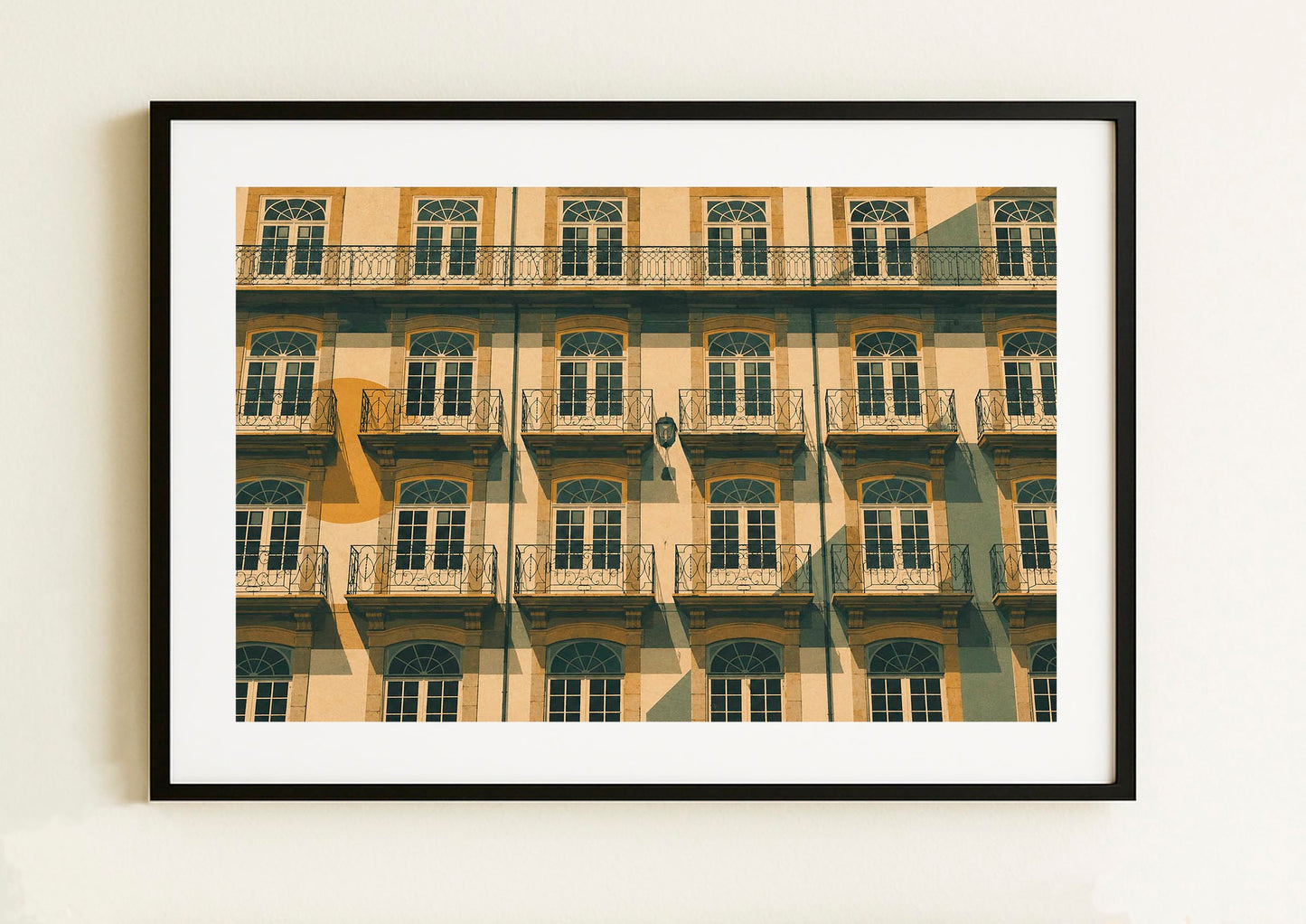 Lámina decorativa Veinticuatro Balcones Oporto enmarcada, fachada neoclásica con filas de balcones de forja y ventanas arqueadas en luz dorada, cuadro 43x53 cm marco negro paspartú blanco IMAJIN-ARTE