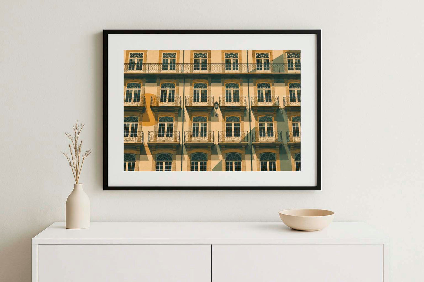 Cuadro enmarcado Veinticuatro Balcones Lisboa sobre aparador blanco con decoración minimalista, lámina decorativa de arquitectura portuguesa para decoración de pared IMAJIN-ARTE