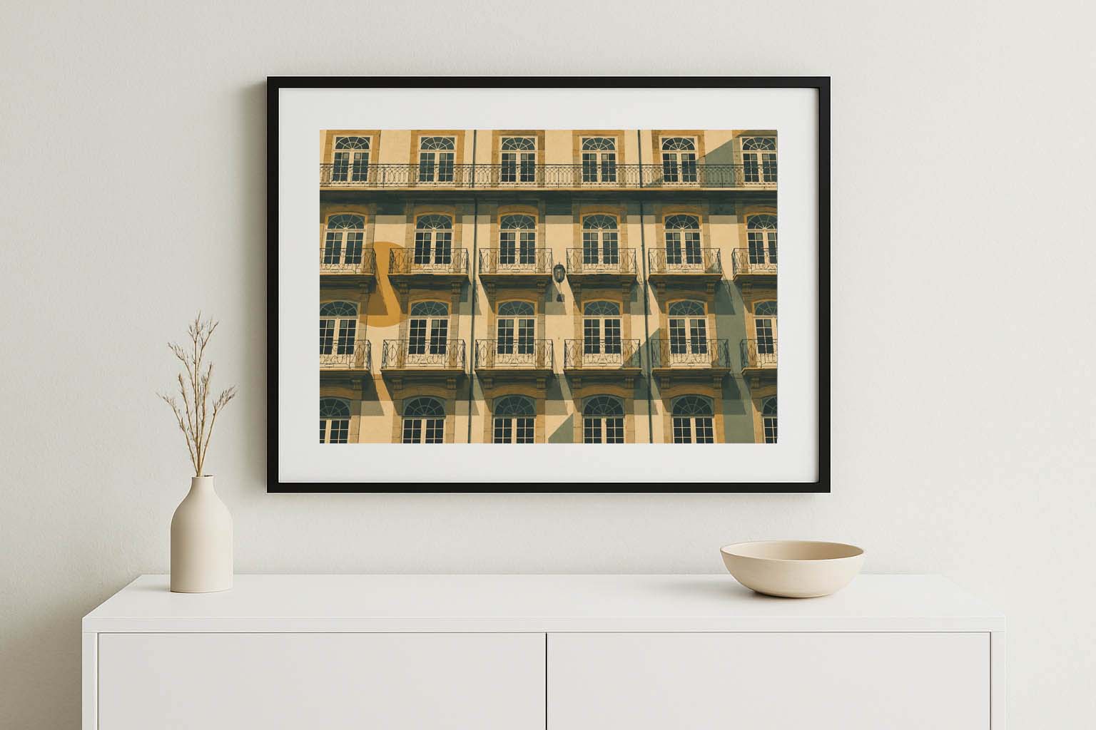 Cuadro enmarcado Veinticuatro Balcones Lisboa sobre aparador blanco con decoración minimalista, lámina decorativa de arquitectura portuguesa para decoración de pared IMAJIN-ARTE