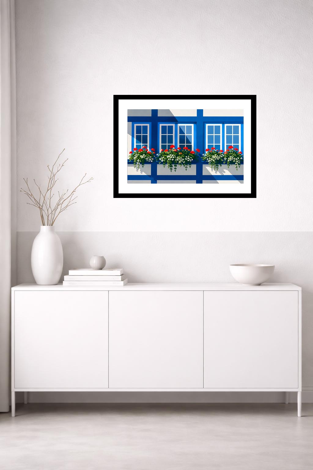 Lámina decorativa ventanas azules con flores de Lübeck enmarcada en negro sobre aparador blanco minimalista — decoración nórdica para salón Imajin-Arte
