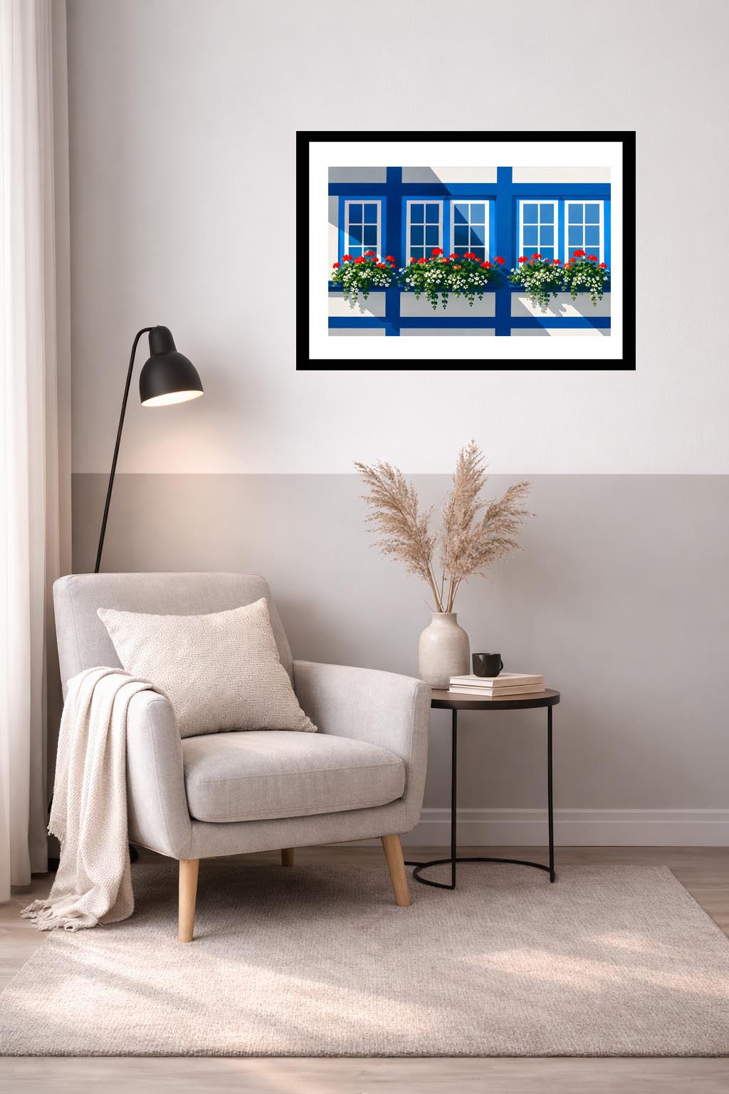 Lámina decorativa ventanas azules con flores de Lübeck enmarcada en negro en rincón de salón nórdico — sillón beige, lámpara negra y decoración boho Imajin-Arte