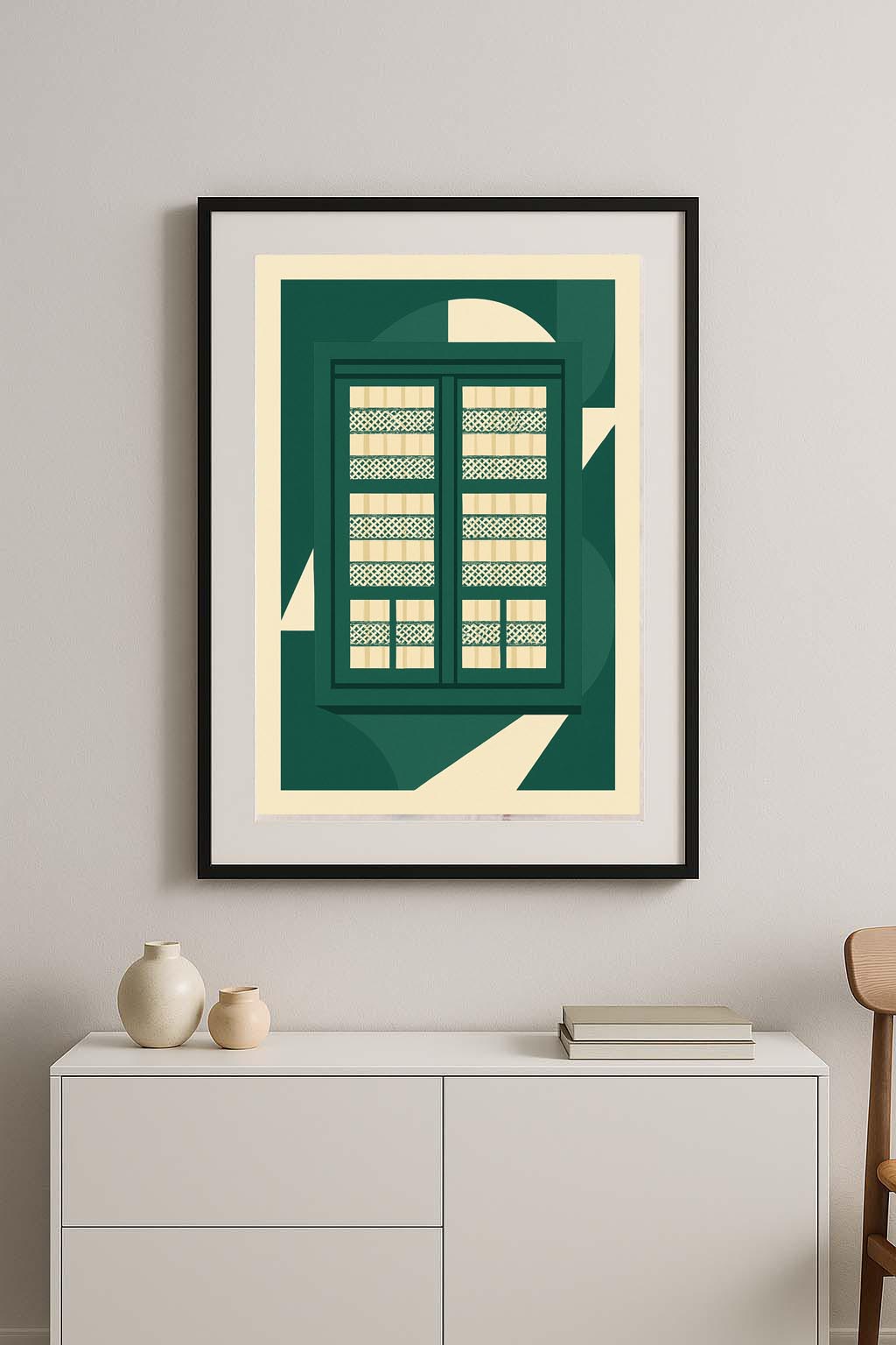 Lámina decorativa Ventana Verde enmarcada en negro sobre aparador blanco, decoración de salón minimalista en verde botella y crema